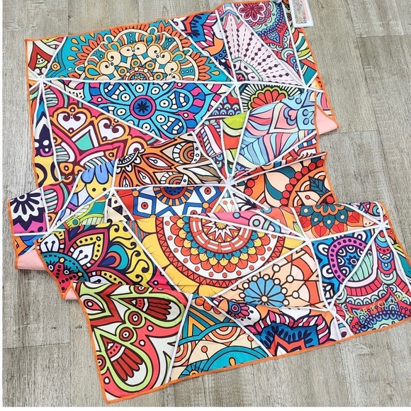 HOUSE OF CLOUDS SAND-FREE MICROFIBER BEACH TOWEL - Picture 2 of 6